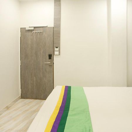 Treebo Urban, 1 Km From Railway Station Hotell Surat Eksteriør bilde