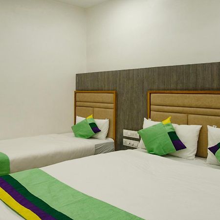 Treebo Urban, 1 Km From Railway Station Hotell Surat Eksteriør bilde