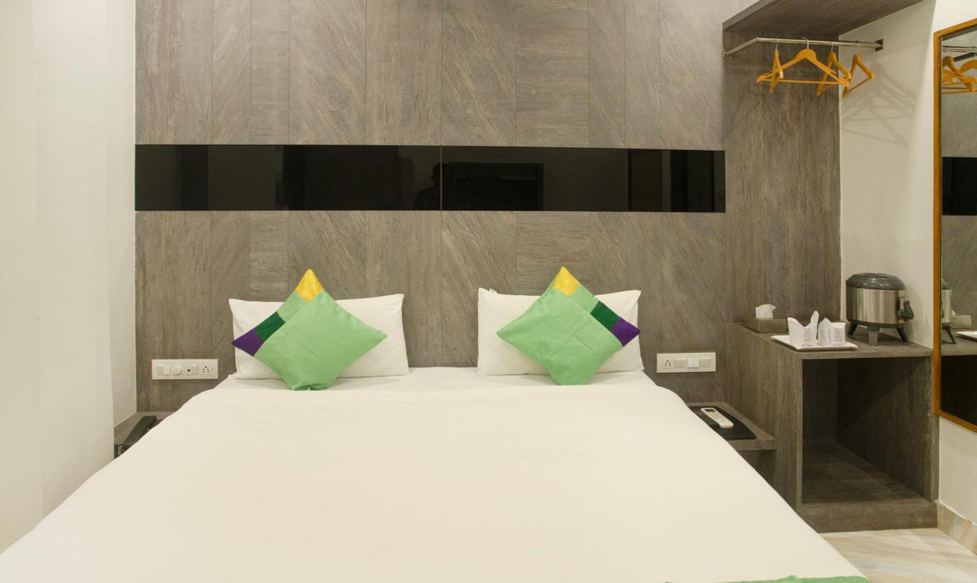Treebo Urban, 1 Km From Railway Station Hotell Surat Eksteriør bilde