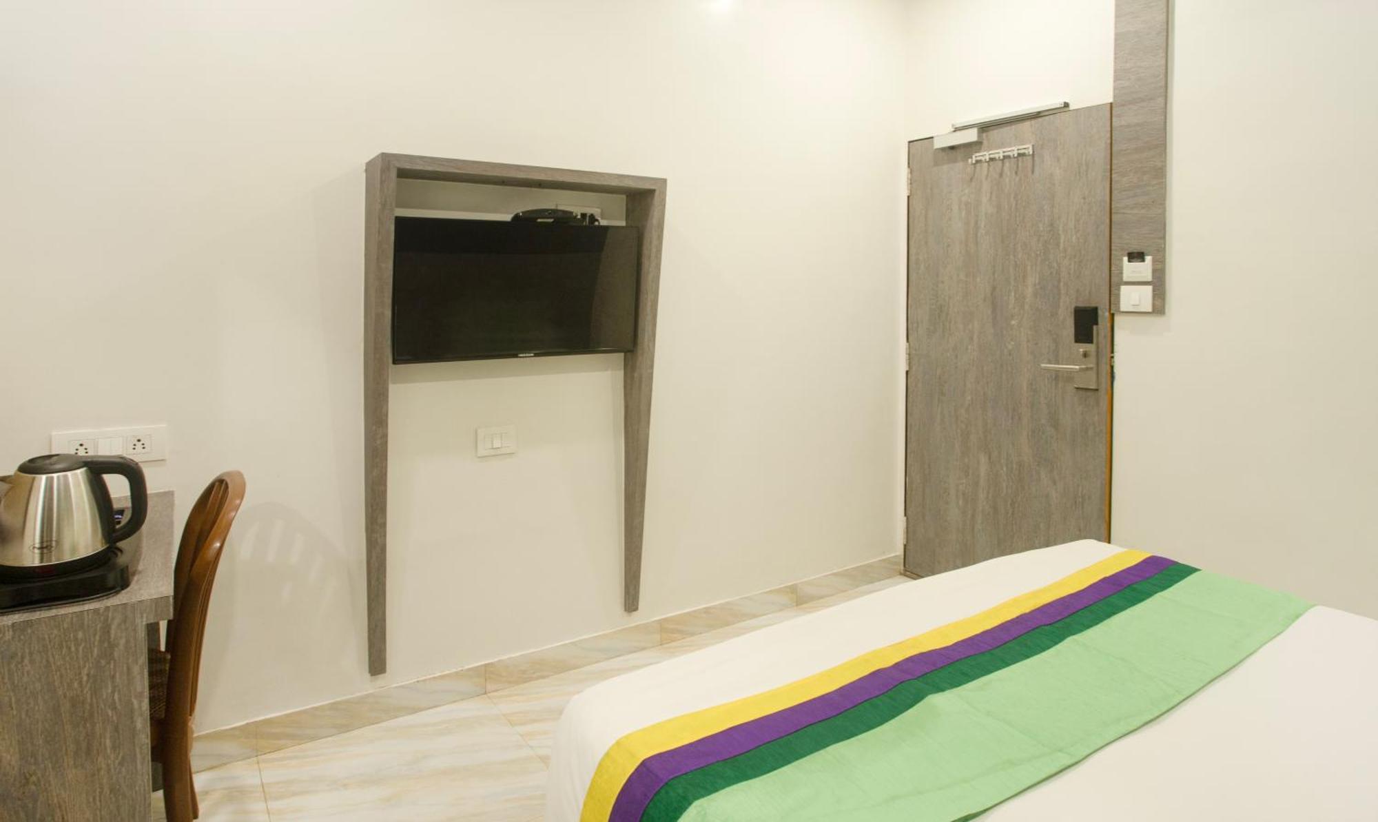 Treebo Urban, 1 Km From Railway Station Hotell Surat Eksteriør bilde