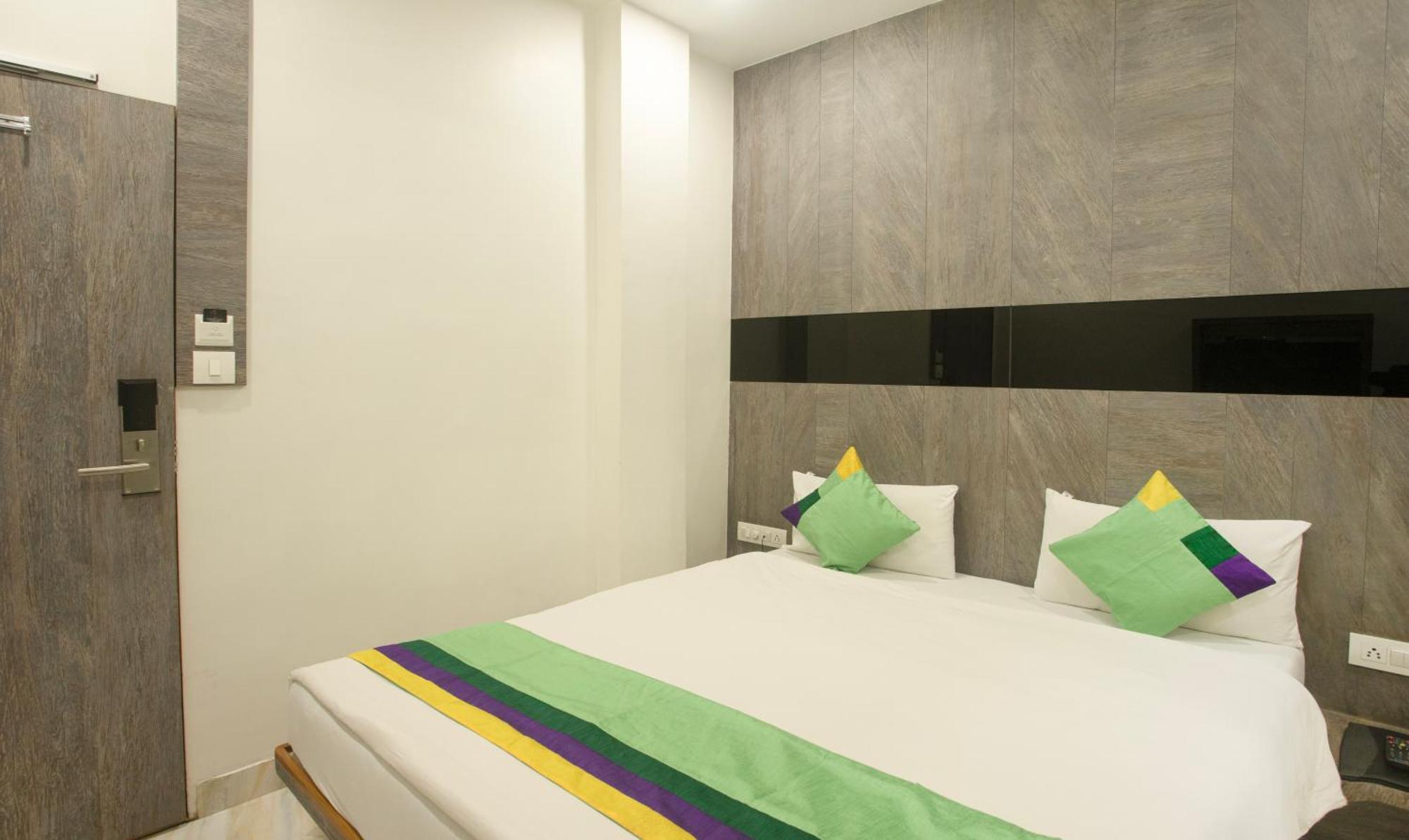 Treebo Urban, 1 Km From Railway Station Hotell Surat Eksteriør bilde