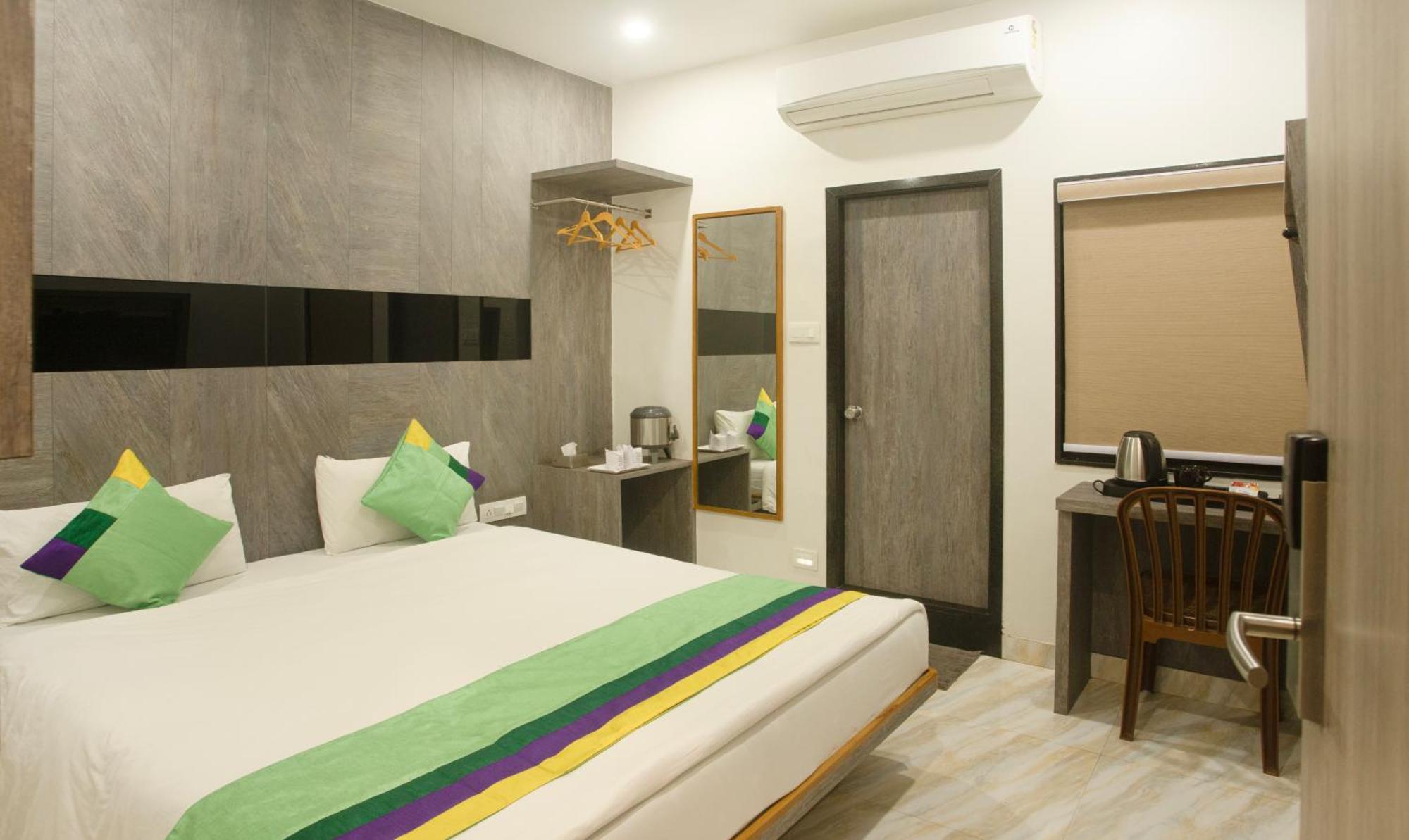 Treebo Urban, 1 Km From Railway Station Hotell Surat Eksteriør bilde