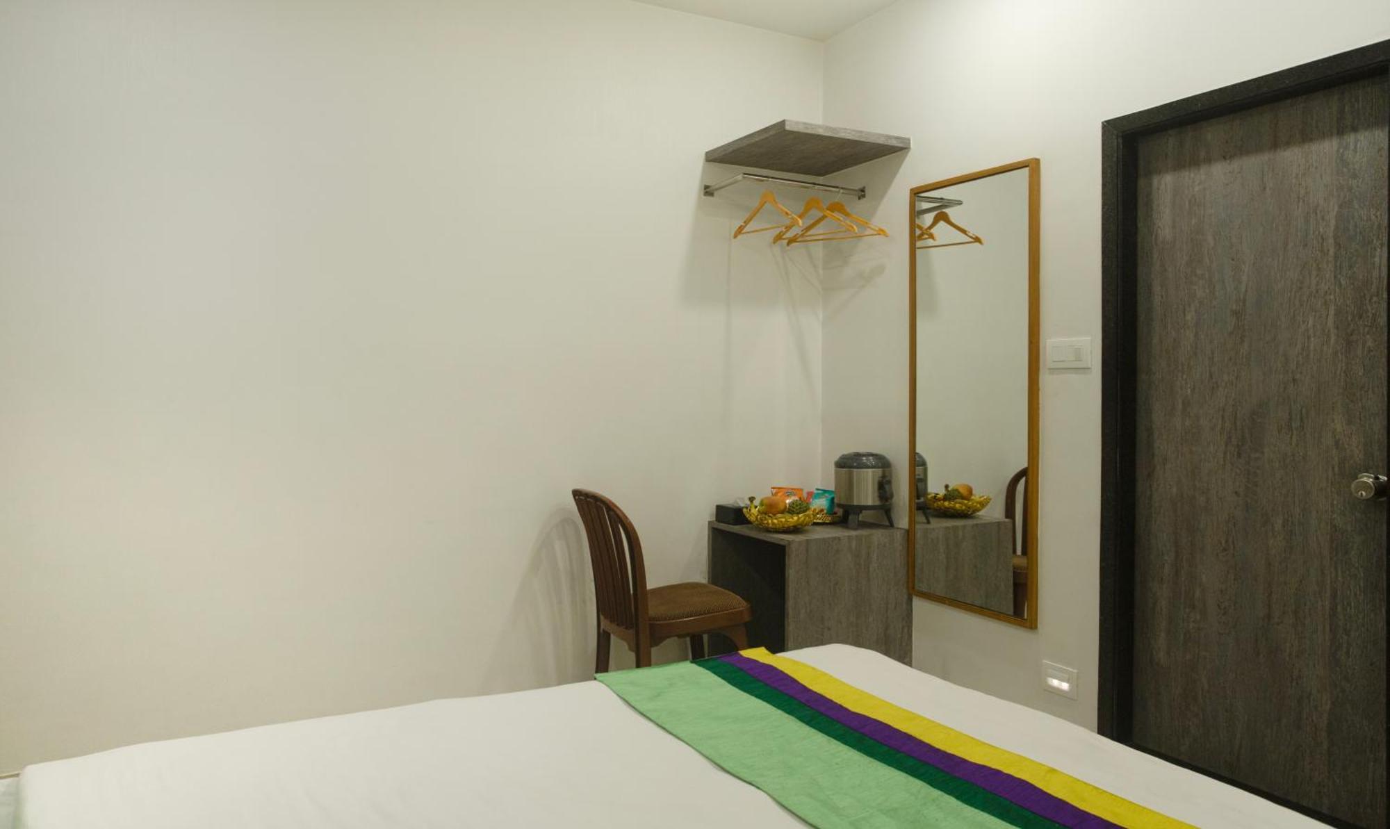 Treebo Urban, 1 Km From Railway Station Hotell Surat Eksteriør bilde