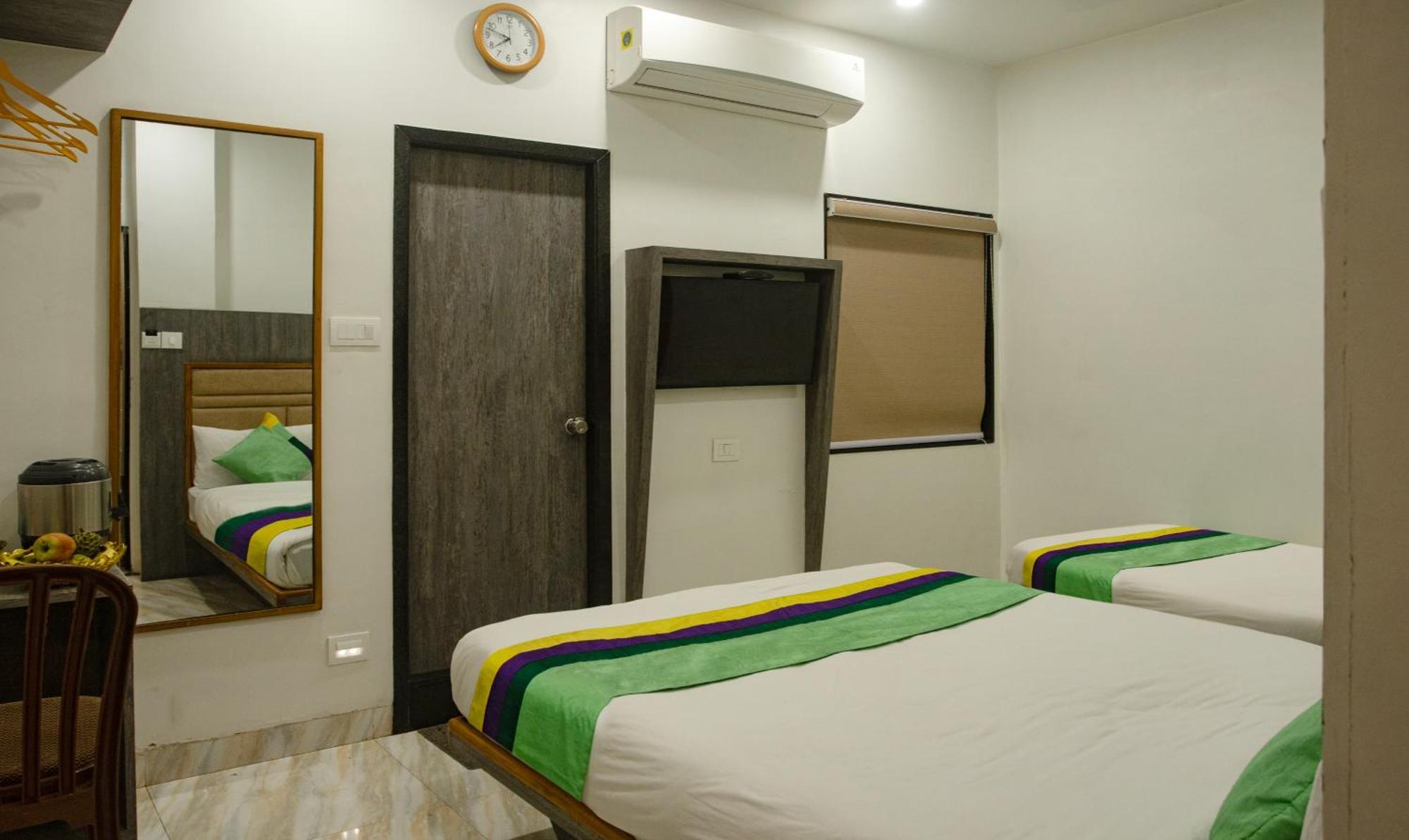 Treebo Urban, 1 Km From Railway Station Hotell Surat Eksteriør bilde
