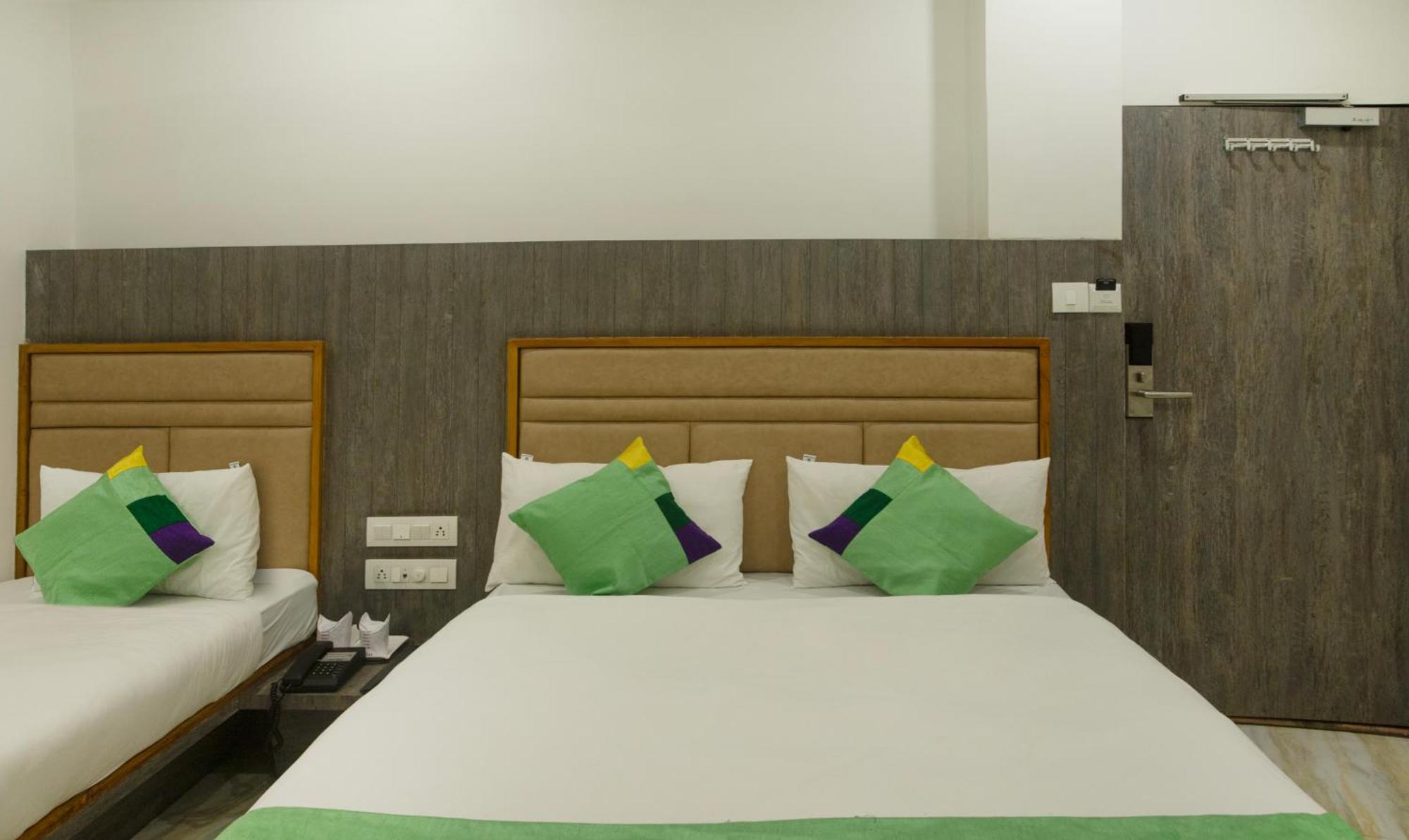 Treebo Urban, 1 Km From Railway Station Hotell Surat Eksteriør bilde