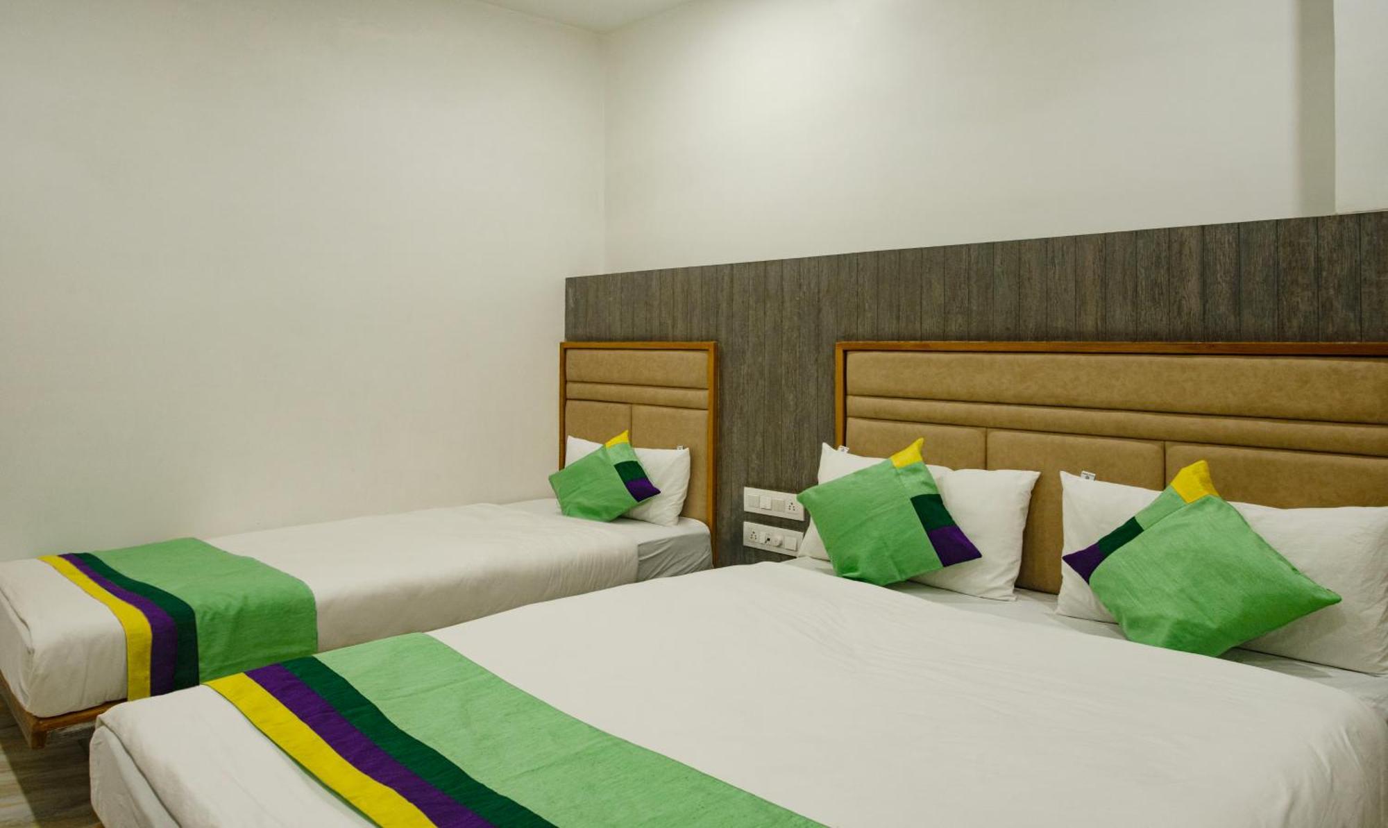 Treebo Urban, 1 Km From Railway Station Hotell Surat Eksteriør bilde