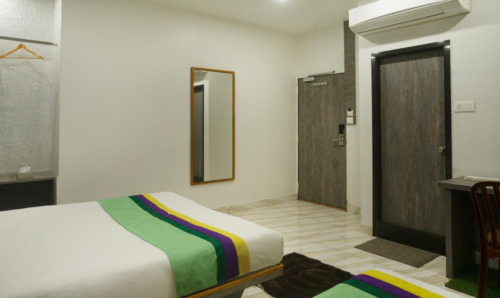 Treebo Urban, 1 Km From Railway Station Hotell Surat Eksteriør bilde