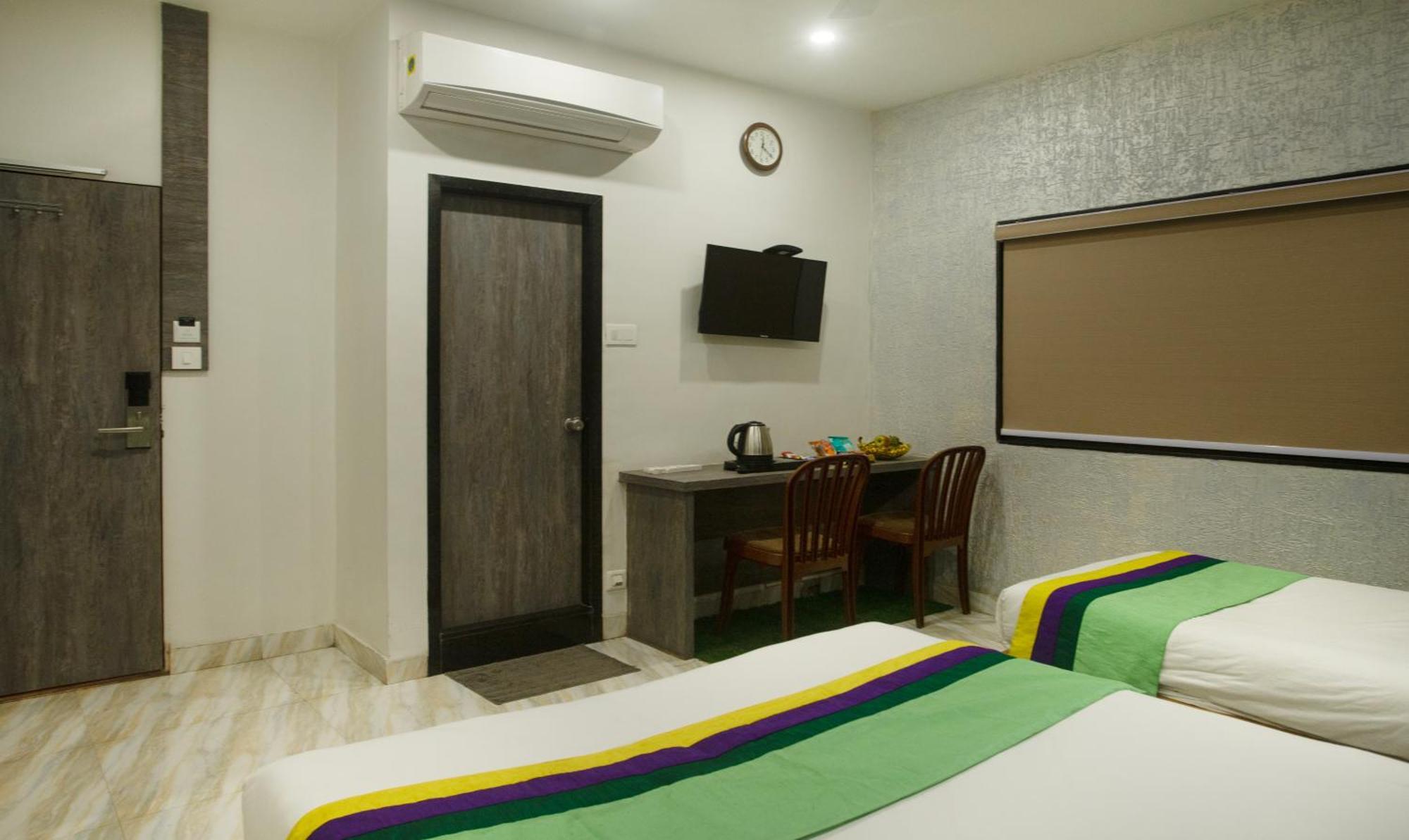 Treebo Urban, 1 Km From Railway Station Hotell Surat Eksteriør bilde
