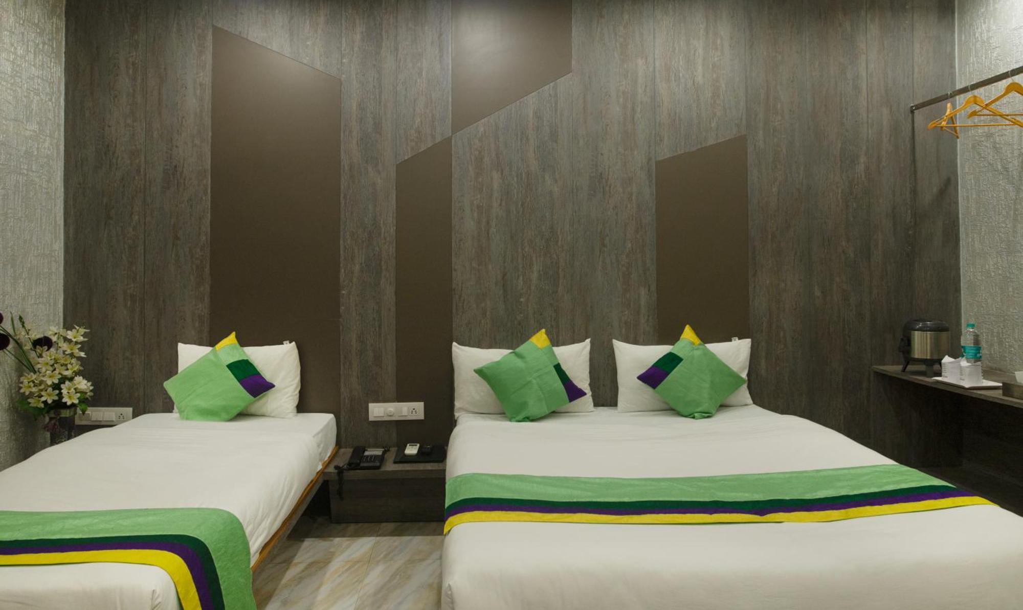 Treebo Urban, 1 Km From Railway Station Hotell Surat Eksteriør bilde