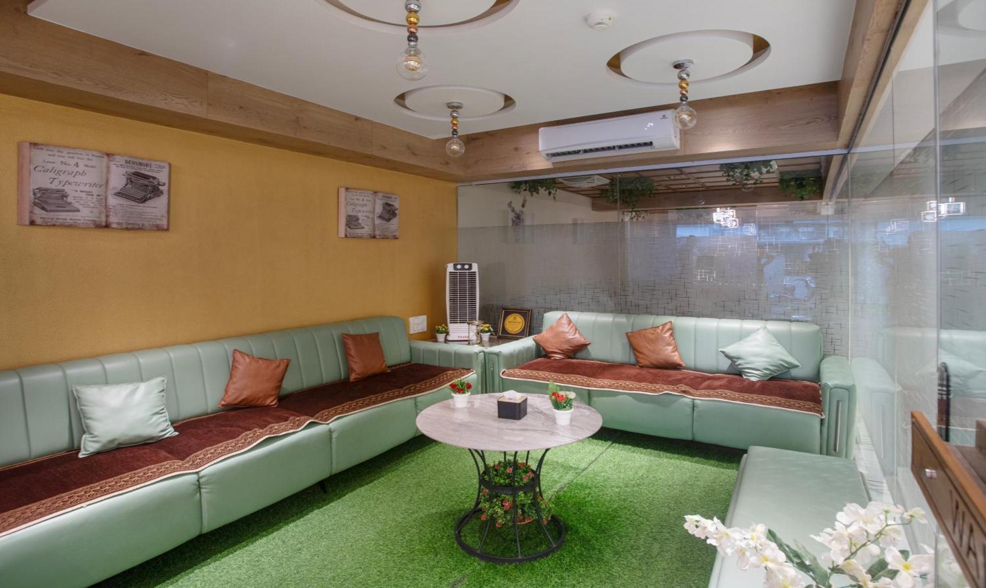Treebo Urban, 1 Km From Railway Station Hotell Surat Eksteriør bilde