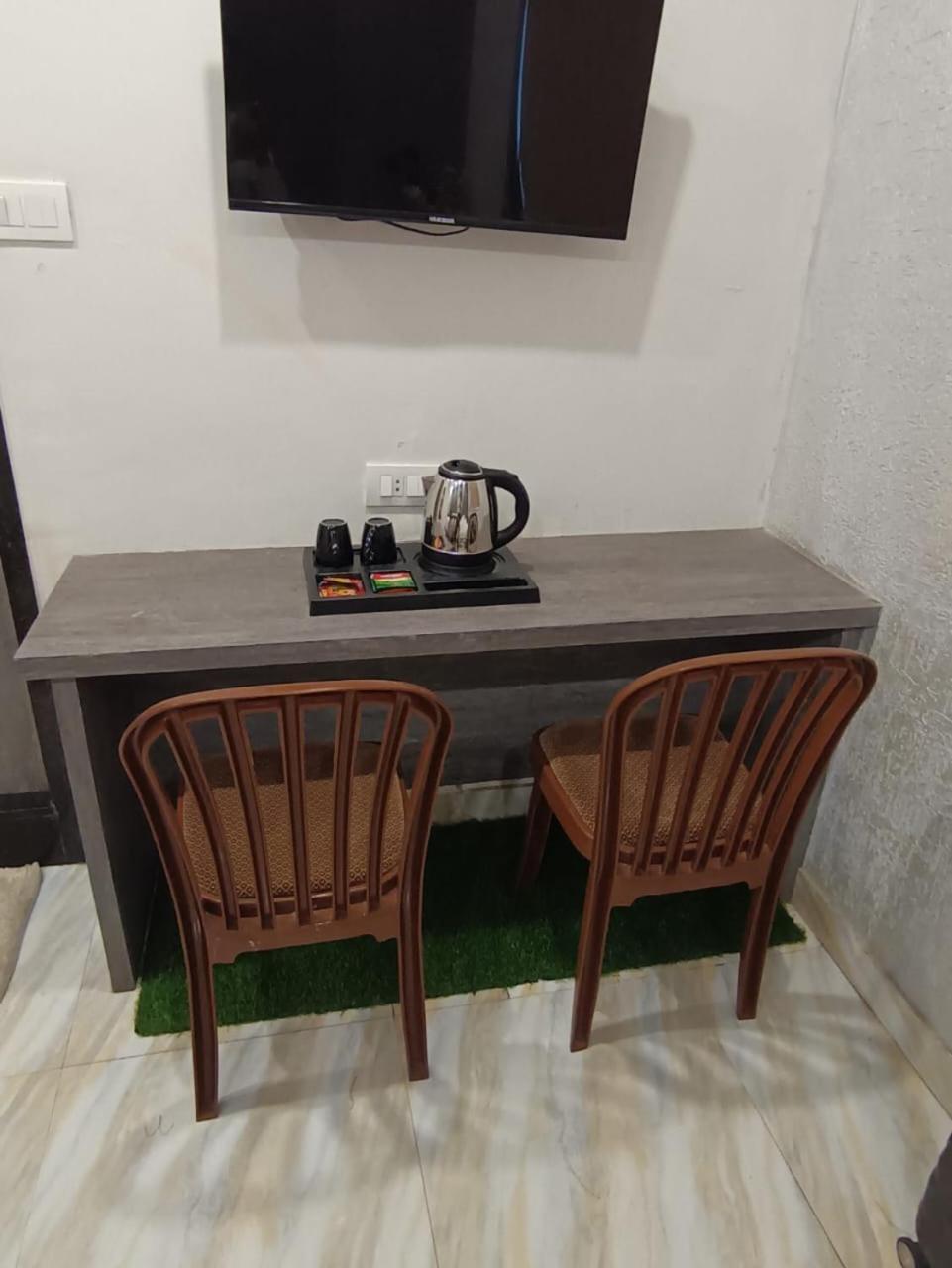 Treebo Urban, 1 Km From Railway Station Hotell Surat Eksteriør bilde