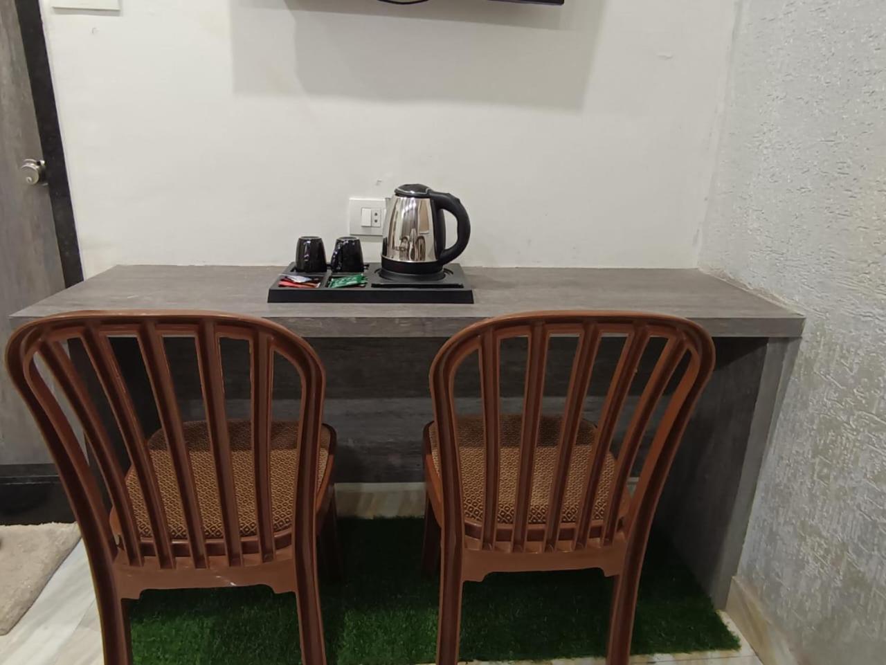 Treebo Urban, 1 Km From Railway Station Hotell Surat Eksteriør bilde